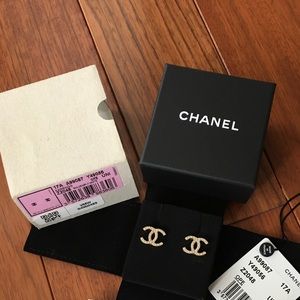 New Authentic Chanel CC earrings light gold/pearl